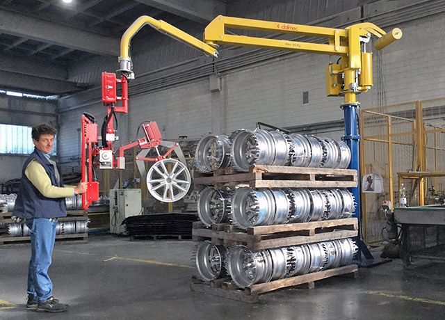 Dalmec UK Compensating arm with tooling for gripping and pneumatic rotation of alloy discs