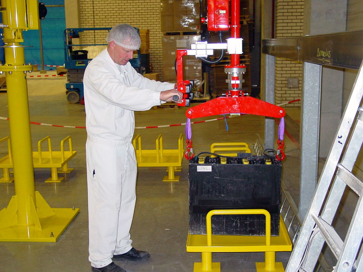 Dalmec UK manipulators equipped with gripping devices for the handling of automotive batteries