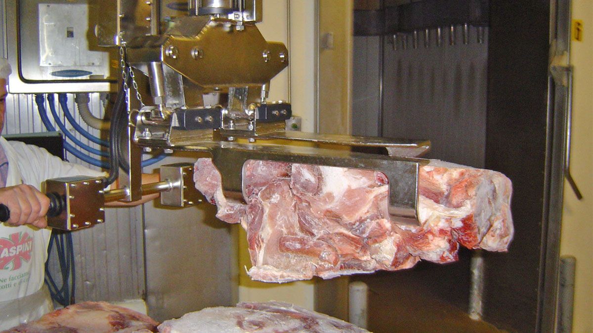 Frozen Meat – Stainless Hooks for Low-Temperature Handling