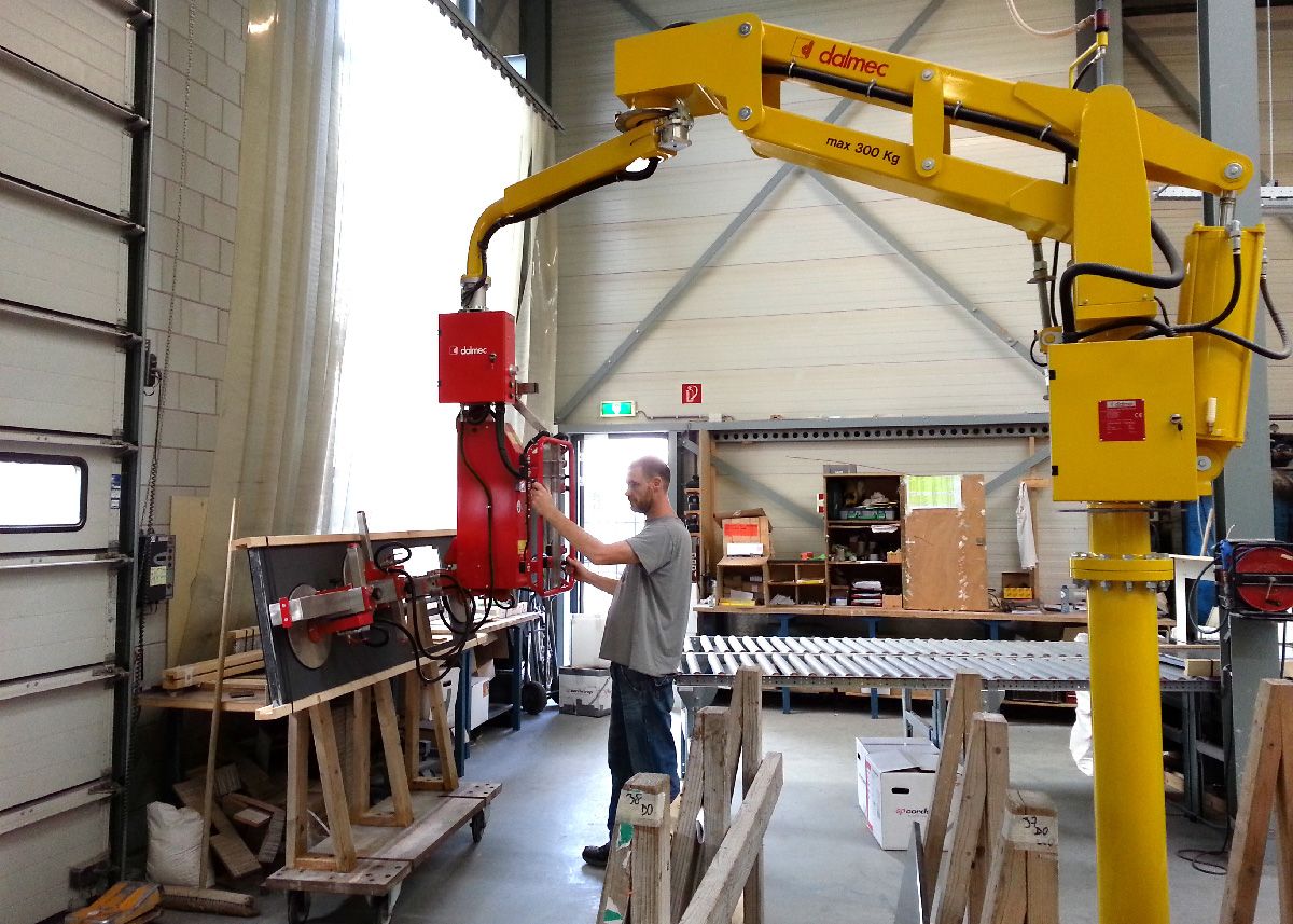 Photovoltaic Panels — Suction-Cup Handling with Manual Tilt