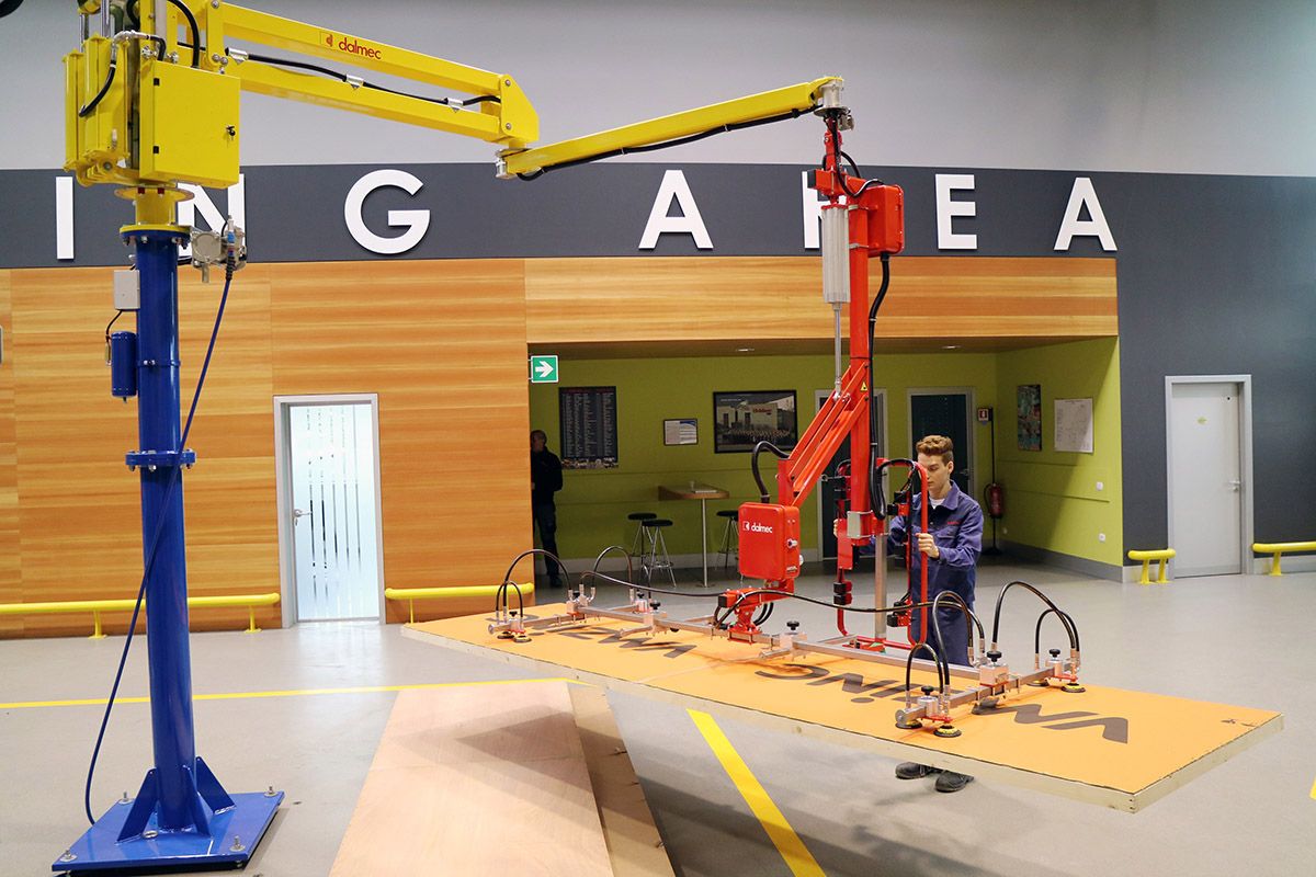 Lifting Arm for Panels — Zero-Gravity Handling for Sheets